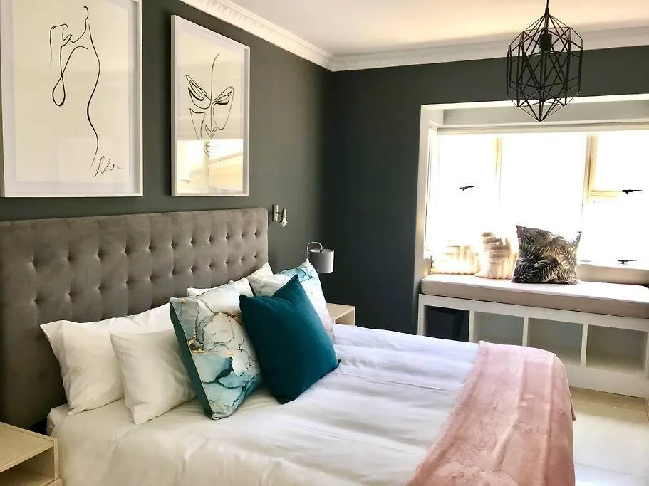 Apartment Modern 1-Bedroom In Vibey Sea Point, Cape Town