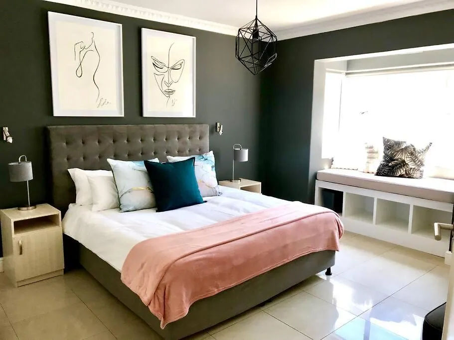 Modern 1-Bedroom In Vibey Sea Point, Cape Town